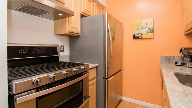Building Photo - 523 Longshore Dr