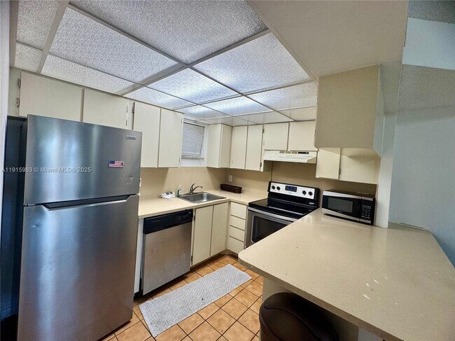 Foto del edificio - 8290 Lake Dr