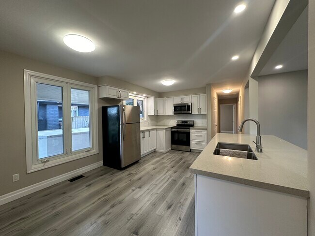 Building Photo - 1-368 Fairlawn Street Oshawa ON