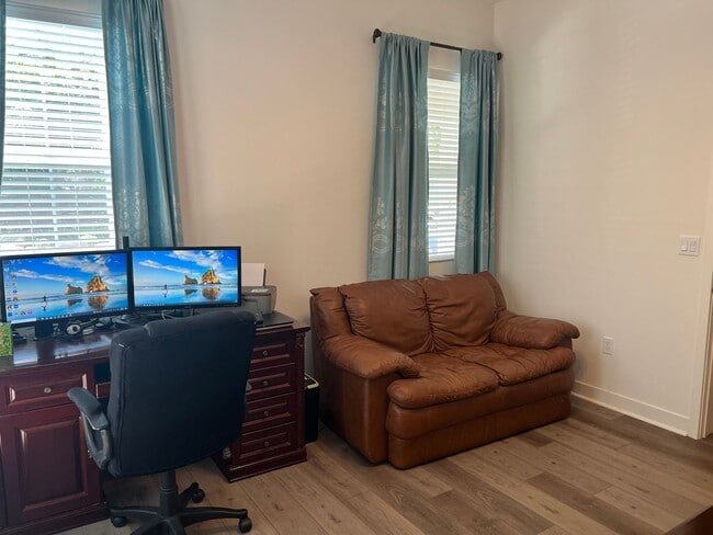 Building Photo - Spacious 4 Bedroom, 3.5 Bath Townhome in G...