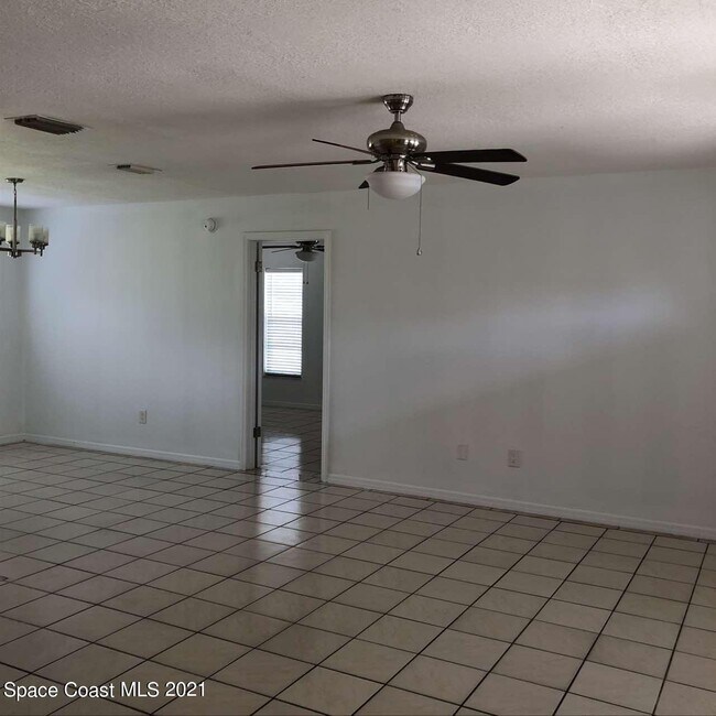 Building Photo - 2293 Hialeah St