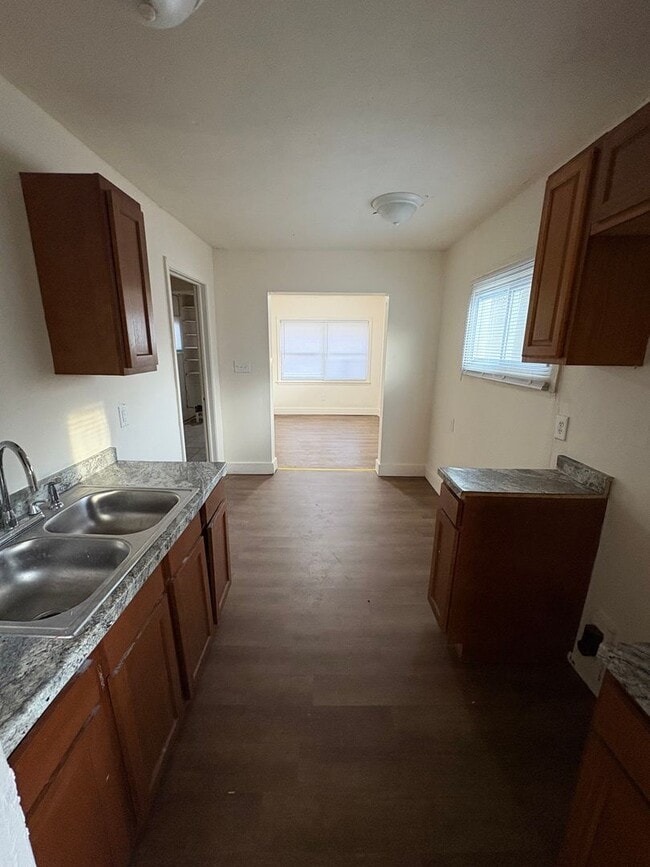 Foto del edificio - Spacious 4 Bedroom, 1 Bathroom Single Family Home