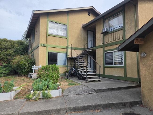 Building Photo - 909 Civic Center Dr