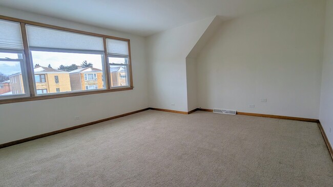 Building Photo - 6038 N Elston Ave