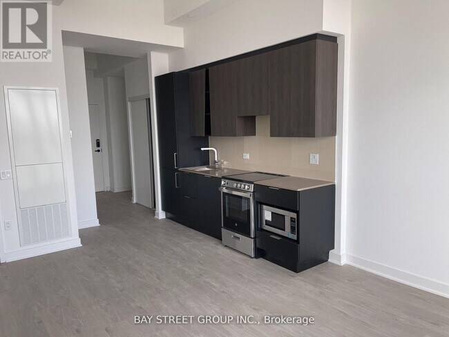 Photo du bâtiment - 3900-3900 Confederation Pkwy