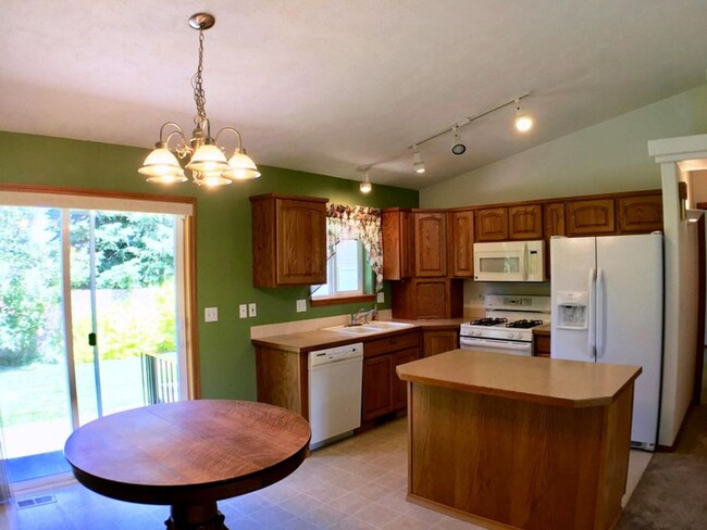 Building Photo - Broadmoore Estates!