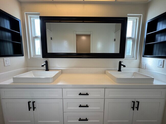 Building Photo - 568 Lomas Santa Fe Dr