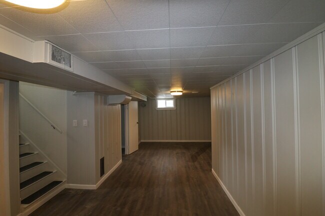 Building Photo - 3035 S Clermont Dr