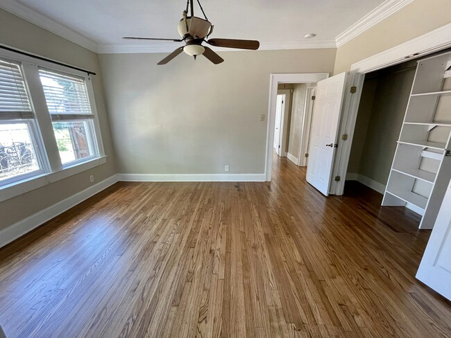 Foto del edificio - 5118 Stoneleigh Ave