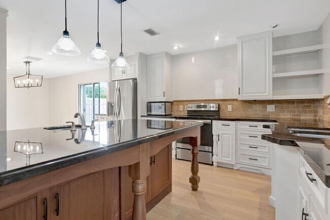 Building Photo - 13692 Cross Pointe Dr