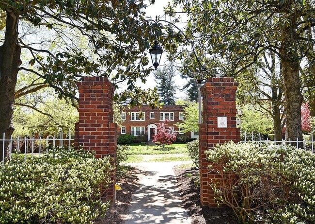 Courtyard Entry - 1776 N Troy St