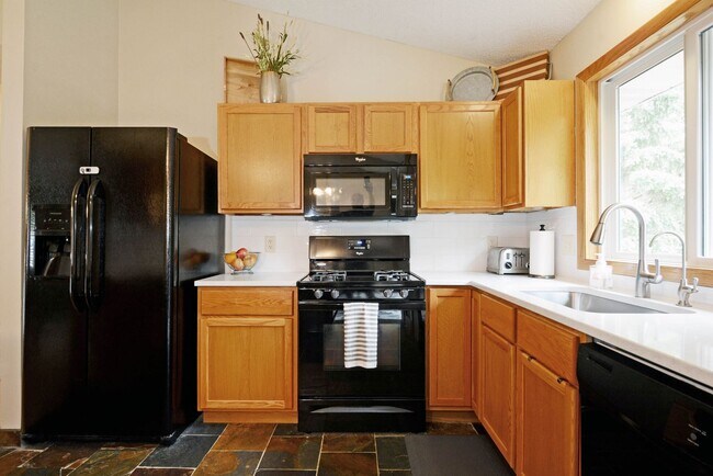 Building Photo - Spacious 3-Bedroom with Walkout and Fully ...