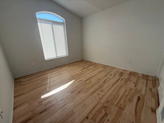 Foto del edificio - 1565 N Summit Rd