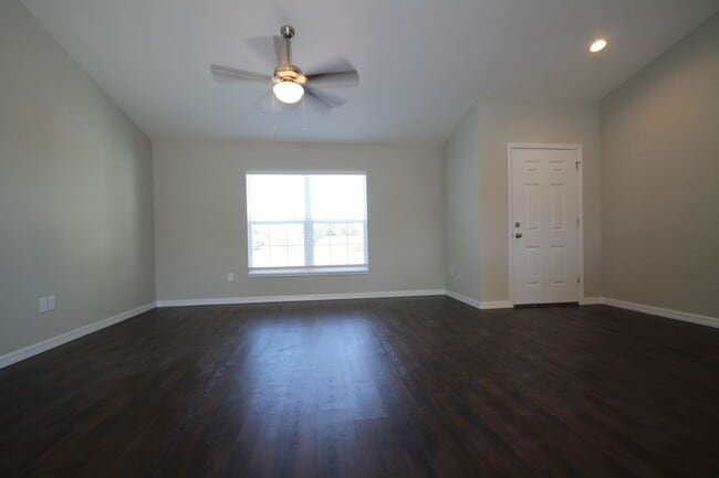 Building Photo - Charming, 3 Bedroom, 2 Bathroom Home in th...