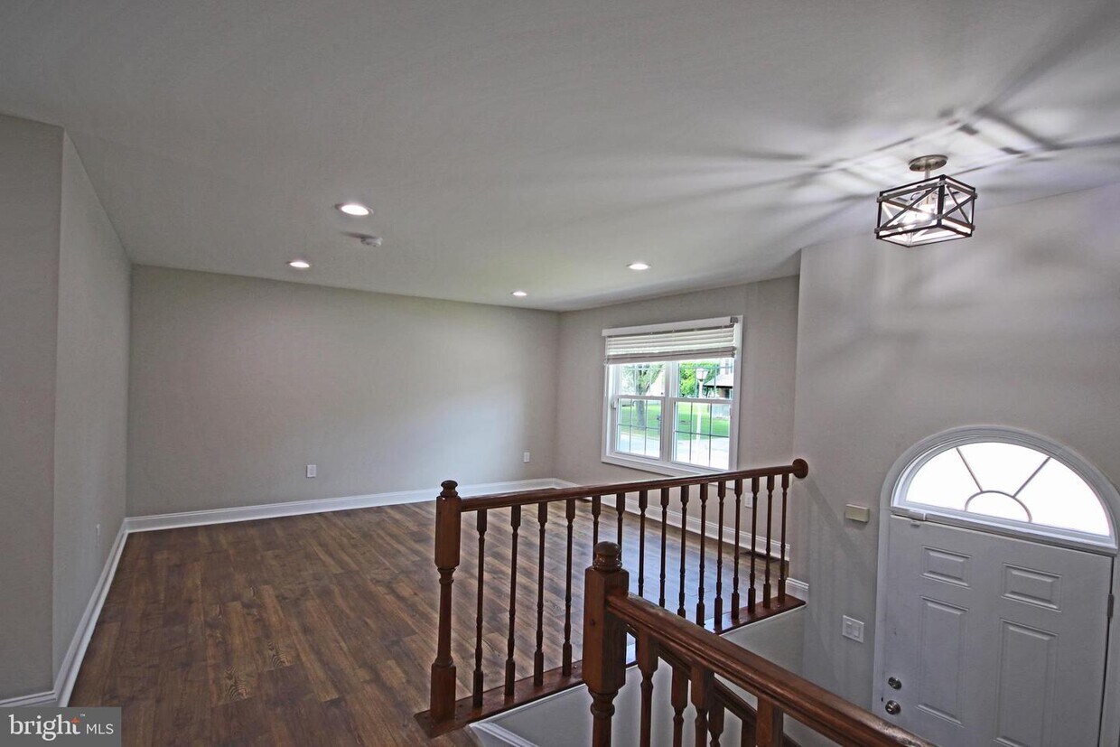 Primary Photo - 411 Willow Hill Ct