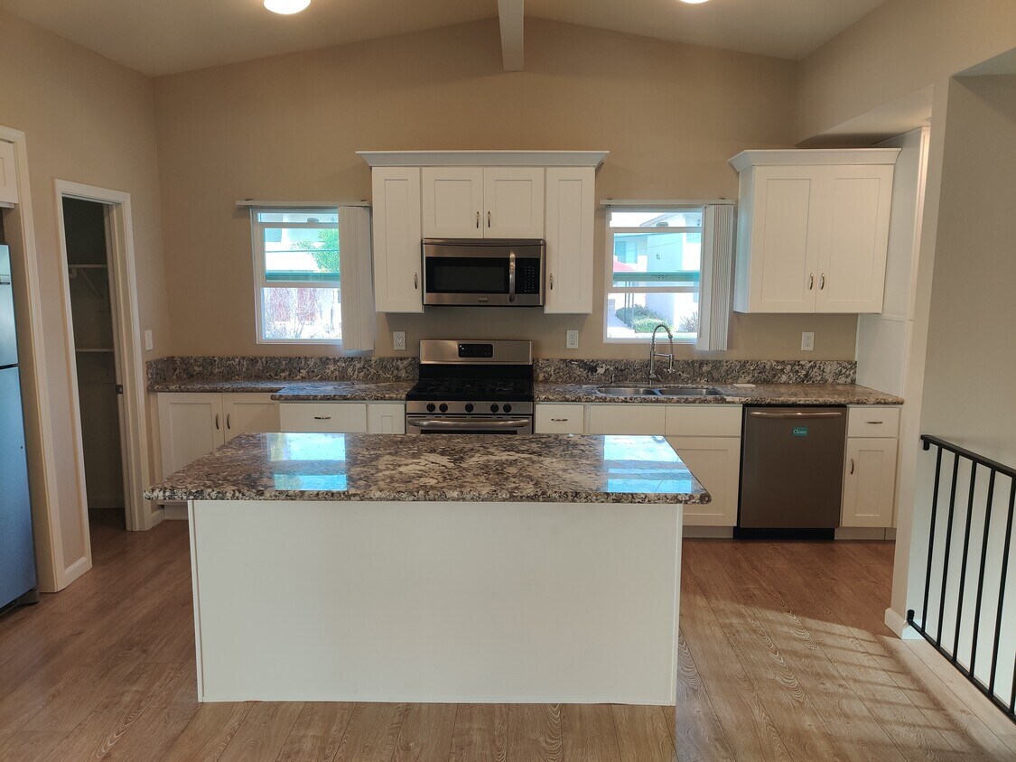 Kitchen, island - 527 N Juanita Ave