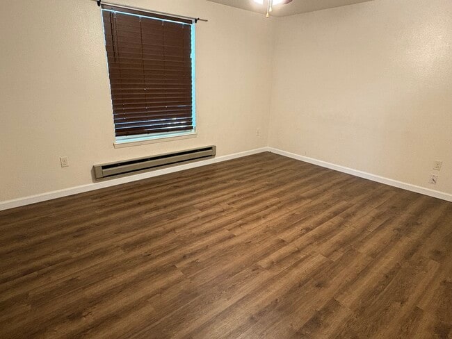 Building Photo - 170 Willow Dr