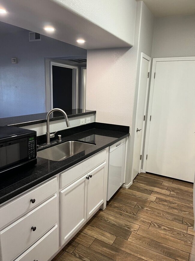 Foto del edificio - Stunning, fully-remodeled 1 bedroom at Tus...