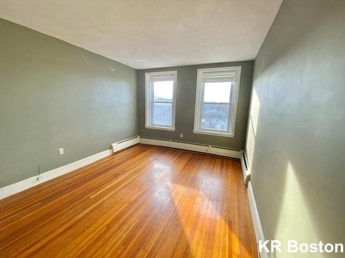 Primary Photo - 327 Tappan St