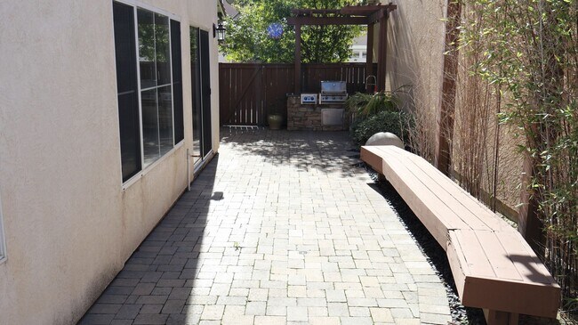 Foto del edificio - 3 bedrooms 2.5 baths  house in Eastlake- Chula Vista