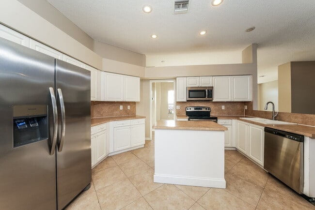 Foto del edificio - 984 Lake Breeze Dr