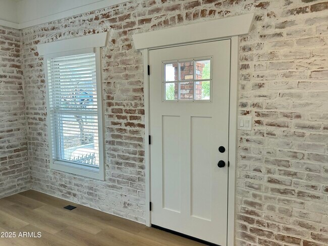 Building Photo - 921 E Roosevelt St