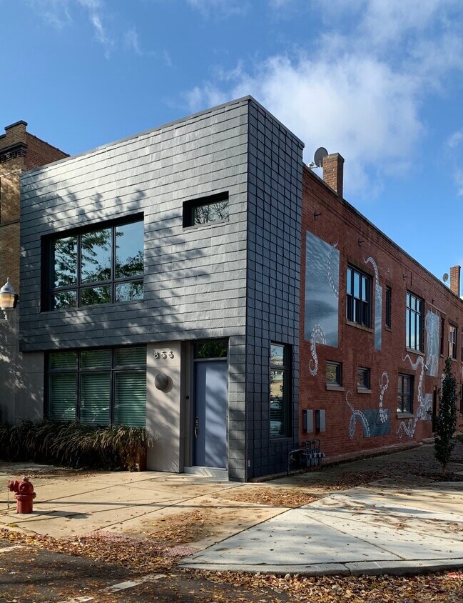 Primary Photo - 856 N Fairfield Ave