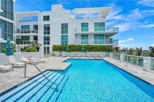 Foto del edificio - 720 NE 62nd St