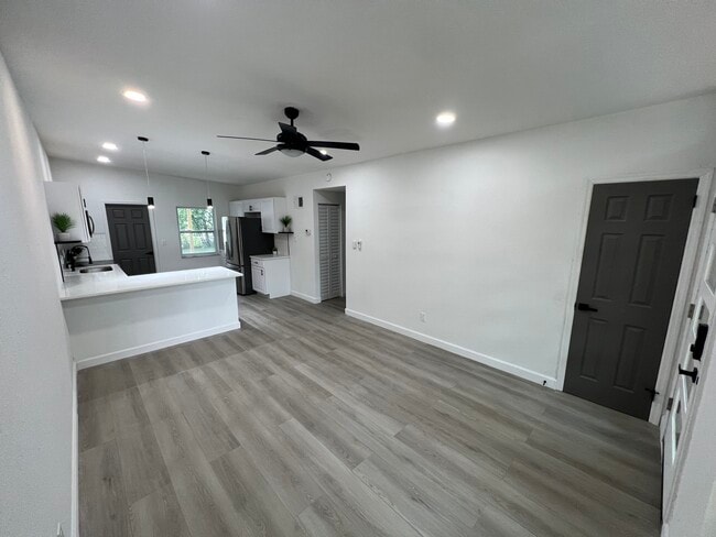 Building Photo - 1219 Lakeside Dr