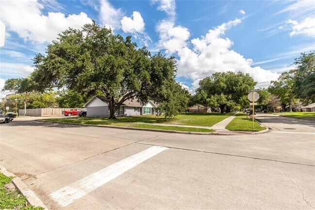 Building Photo - 15526 Jersey Dr