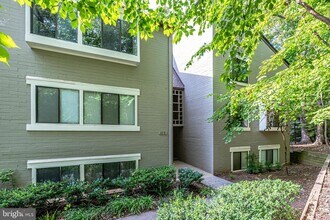 Building Photo - 2210 Springwood Dr