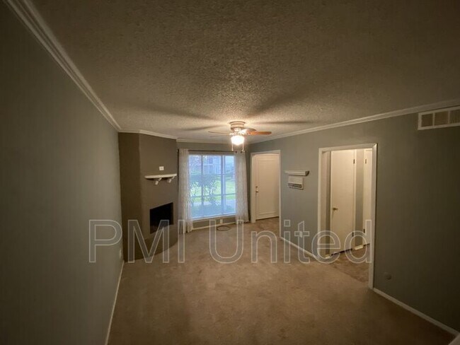 Building Photo - 404 Hollyhill Ct