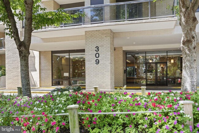 Foto del edificio - 309 Yoakum Pkwy
