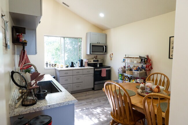 Foto del edificio - 562 Pheasant Way