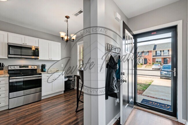 Foto del edificio - Two Bedroom, Two Story Townhouse located i...