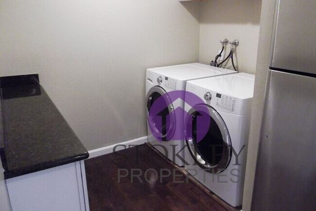 Foto del edificio - Stokley Properties Presents 5045 Valley Cr...