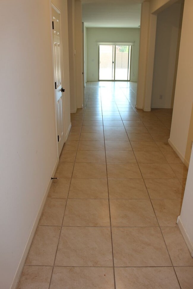 Foto del edificio - Single Story 4 bedroom with den open layout