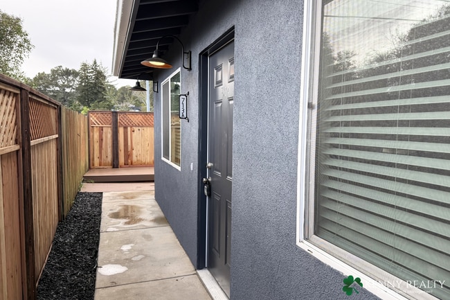 Remodeled 3 BD/2 BA Home with Private Entrance and Backyard - Remodeled 3 BD/2 BA Home with Private Entrance and Backyard