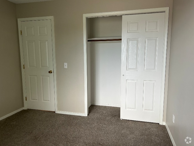 Building Photo - 1501 Coolcrest Dr