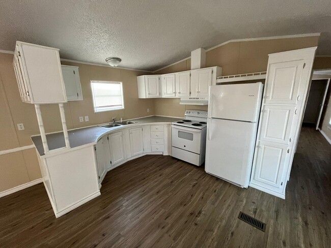 Building Photo - 6 MONTH LEASE!! Spacious 2 bedroom 2 bath ...