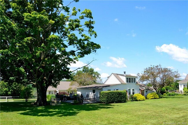 Foto del edificio - 220 Candlewood Mountain Rd