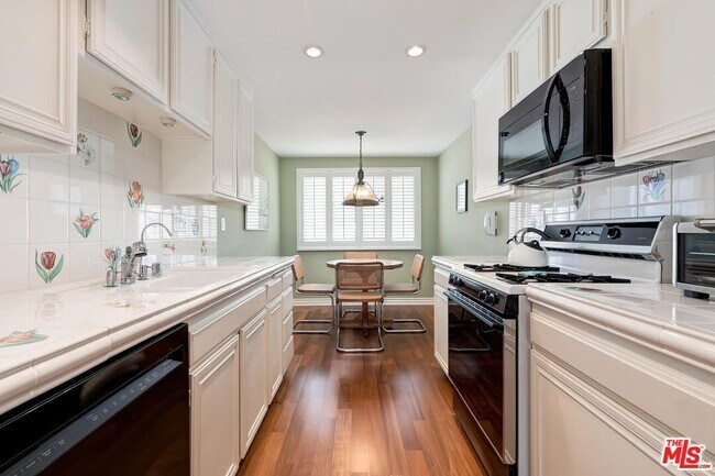 Foto del edificio - 17171 Palisades Cir