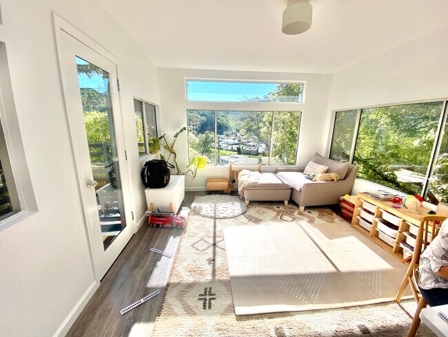 Building Photo - Gorgeous 3bd/1bth Home with Views