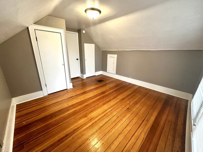Foto del edificio - Spacious 3 Bed Home with Finished Basement & Hardwood Floors