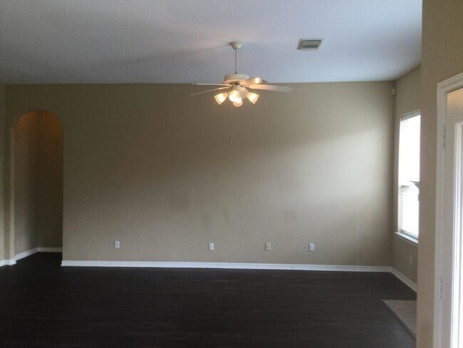 Building Photo - 214 Autumn Creek Ln