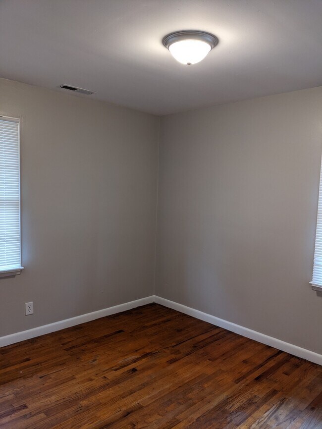 Building Photo - 3706 Lakewood Dr NW