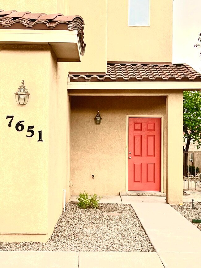 Building Photo - 7651 Calle Comodo NE