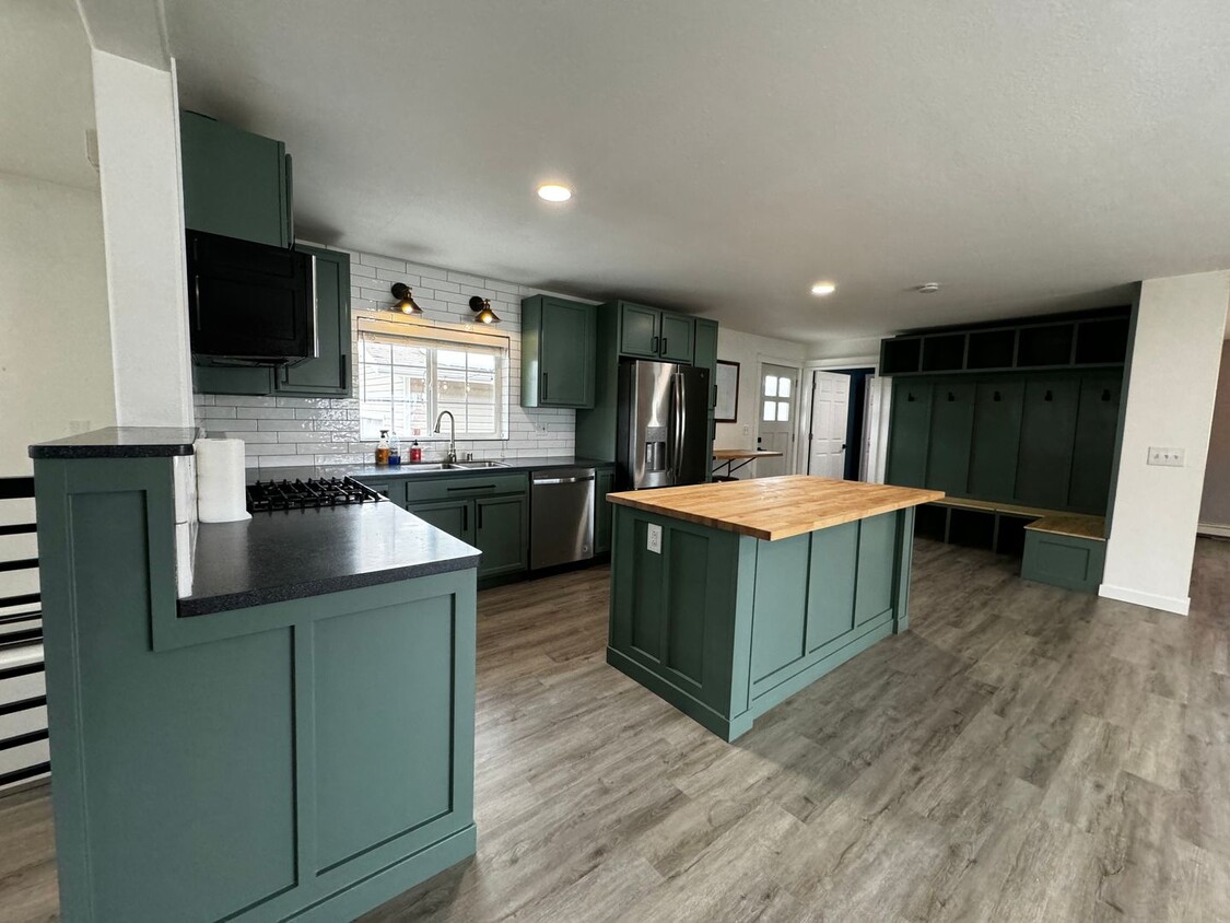 Foto principal - Beautiful 4 Bedroom home with 2 Car Garage
