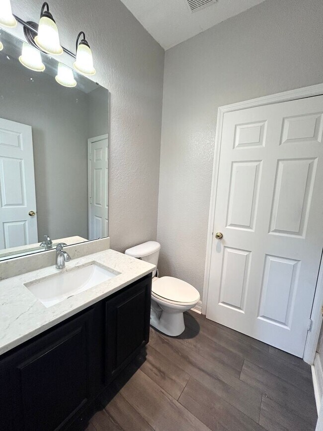 Building Photo - Beautiful 3/2.5 Modern Townhome with a Lar...