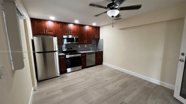 Building Photo - 2559 NE 10th Ct